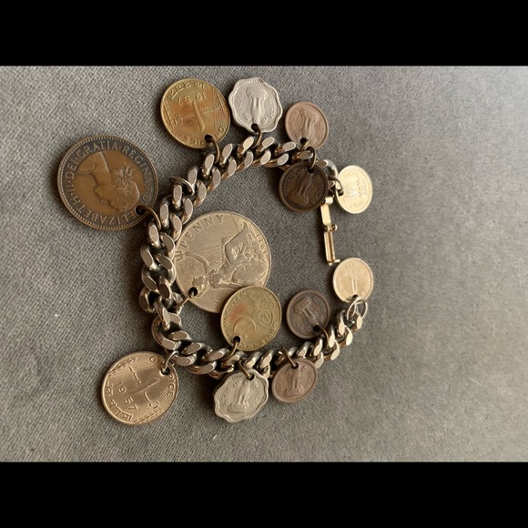 Vintage international coin charm bracelet - Picture 4 of 7